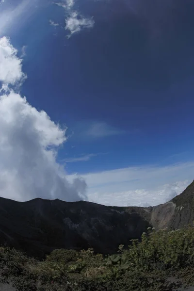 Paisagem Vulcânica Topo Cratera Com Nuvens Parque Nacional Vulcão Iraz — Fotografia de Stock