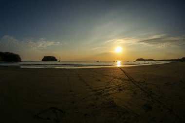 Playa Nacional 'da gün batımı, Smara. Denizin üzerinde ufuk çizgisi olan kıyı manzarası.