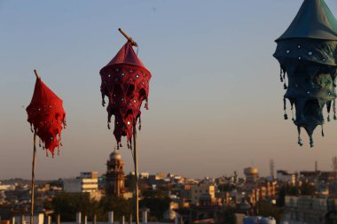Hindistan, Rajasthan 'daki Jodhpur şehrinde günbatımında panoramik manzaralı Hinduizm tapınağındaki kırmızı kumaş dekorasyonları.