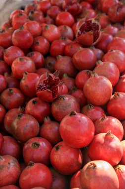 Güneş ışığının altında iki narlı bir sepet..