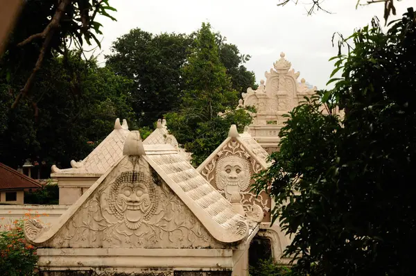 格德红邓南建筑 有建筑物和装饰的屋顶 Gedhong Gapuro Panggung — 图库照片