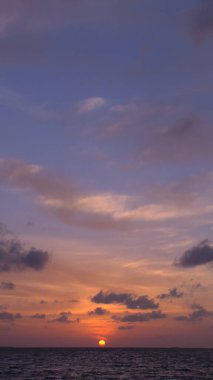 Okyanus silueti. Deniz üzerinde bulutlu gün batımı.