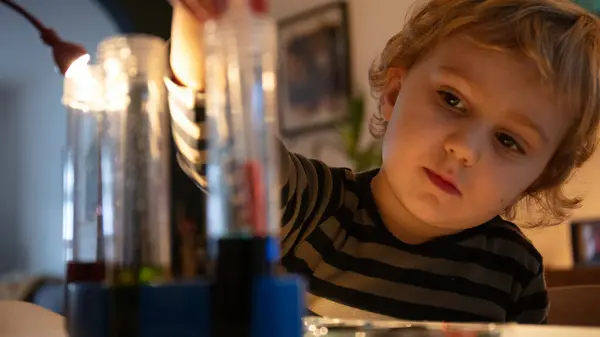 Educatief Thuis Leren Met Chemisch Experiment Voor Een Blank Kind Stockfoto