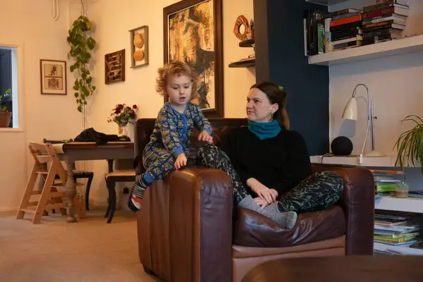 Kaukasische Peuter Pijama Spelen Met Moeder Fauteuil Stockafbeelding