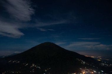 Gece manzaralı Merbabu Dağı Ulusal Parkı Vadisi 'nin ışığı altında