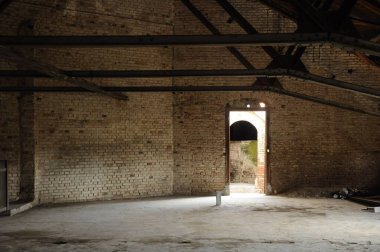 Tavan arası kapısı olan boş bir oda..