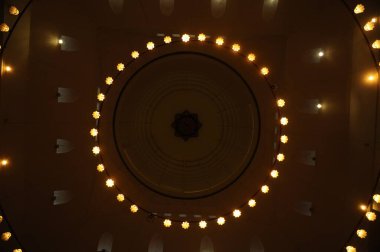 Merkez Java Büyük Camii: Caminin içindeki karanlık bir alanda ışıklar.