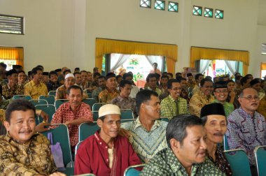 Sumenep, Madura Adası, Doğu Java, Endonezya - Haziran 05, 2010: Madurai Düğün Konukları geleneksel tarzda sahnenin önünde oturmaktadır.