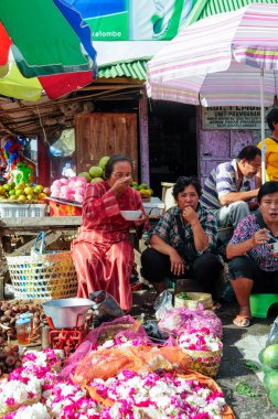 Parambanan, Java, Endonezya - 28 Mayıs 2015: Endonezyalı kadınların çiçek sattığı sokak pazarı.