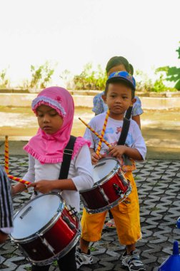 Parambanan, Java, Endonezya - 28 Mayıs 2015: Okulda müzik aleti çalan bir grup çocuk