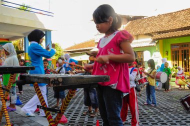 Parambanan, Java, Endonezya - 28 Mayıs 2015: Okulda müzik aleti çalan bir grup çocuk