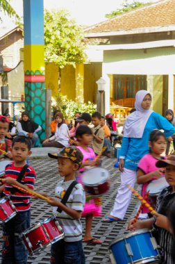 Parambanan, Java, Endonezya - 28 Mayıs 2015: Okulda müzik aleti çalan bir grup çocuk
