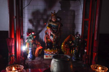 Sumenep, Madura Adası, Doğu Java, Endonezya - Haziran 05, 2010: Pao Sian Lian Kong Tapınağının iç dekorasyonu