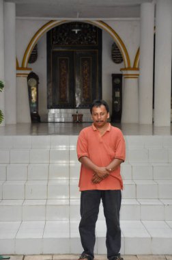 Sumenep, Madura Adası, Doğu Java, Endonezya - Haziran 05, 2010: Anıt önünde poz veren Mescid Jamik Sumenep 'in (Büyük Zirve Camii) koruyucusu.