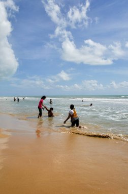 Lombang, Madura Adası, Doğu Java, Endonezya - Haziran 06, 2010: İnsanların yazın keyfini çıkardığı tropik plaj manzarası.