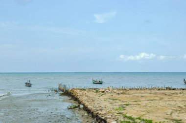 Balıkçı tekneleriyle Madura adasının kıyı manzarası