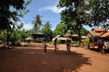 Karimunjawa, Jepara, Endonezya - 12 Haziran 2010: Bir köyde seksek oynayan Endonezyalı çocuklar