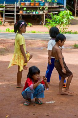 Karimunjawa, Jepara, Endonezya - 12 Haziran 2010: Bir köyde seksek oynayan Endonezyalı çocuklar