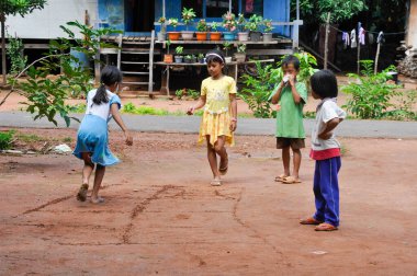 Karimunjawa, Jepara, Endonezya - 12 Haziran 2010: Bir köyde seksek oynayan Endonezyalı çocuklar