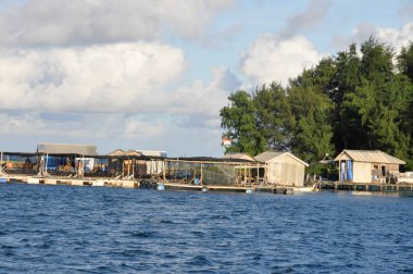 Endonezya, Karimunjawa 'da yüzen balıkçı evi.