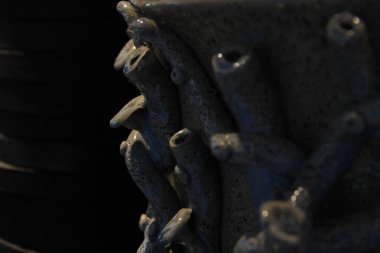 Maldivler - 14 Mart 2014: Deniz mercanlarını temsil eden bir vazoda bir dekorasyonun yakın çekimi .