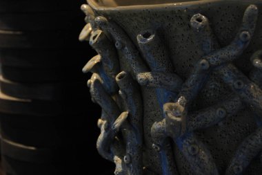 Maldivler - 14 Mart 2014: Deniz mercanlarını temsil eden bir vazoda bir dekorasyonun yakın çekimi .