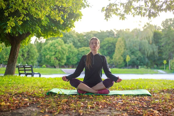 Jonge Slanke Vrouw Doet Yoga Stretching Fitness Oefeningen Zonnig Groen — Stockfoto