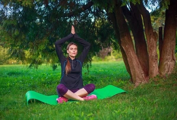 Jonge Slanke Vrouw Doet Yoga Stretching Fitness Oefeningen Zonnig Groen — Stockfoto