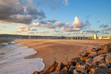 Atlantik Okyanusu kıyısındaki geniş kumlu sahil, Figueira da Foz, Portekiz