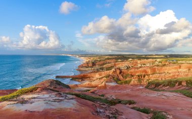 Gün batımında Pasifik 'in muhteşem kıyı şeridi, gökyüzü manzaralı renkli plaj, Avrupa, Penishe, Portekiz