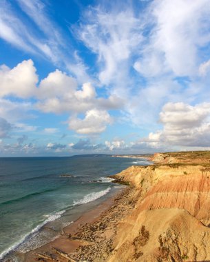 Gün batımında Pasifik 'in muhteşem kıyı şeridi, gökyüzü manzaralı renkli plaj, Avrupa, Penishe, Portekiz