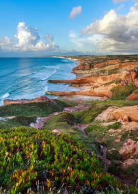 Gün batımında Pasifik 'in muhteşem kıyı şeridi, gökyüzü manzaralı renkli plaj, Avrupa, Penishe, Portekiz