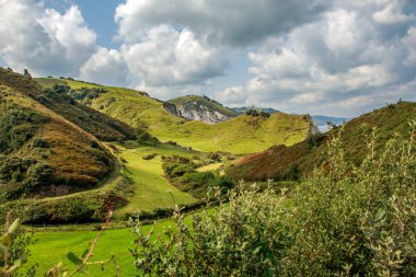 Kuzey İspanya 'nın tepeleri, dağları ve Atlantik Okyanusu kıyıları olan kayalık sahil manzarası.