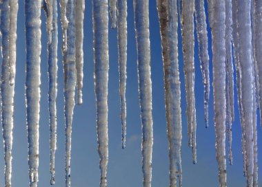çatıdan asılı buz sarkıtları ...