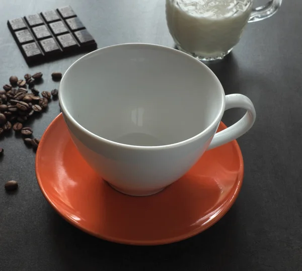 把空咖啡或茶杯放在桌上 — 图库照片