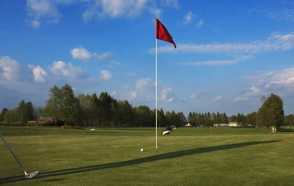 有旗帜和球的高尔夫球场 — 图库照片