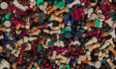 Satranç, tahta renkli piyon ve figürler ...