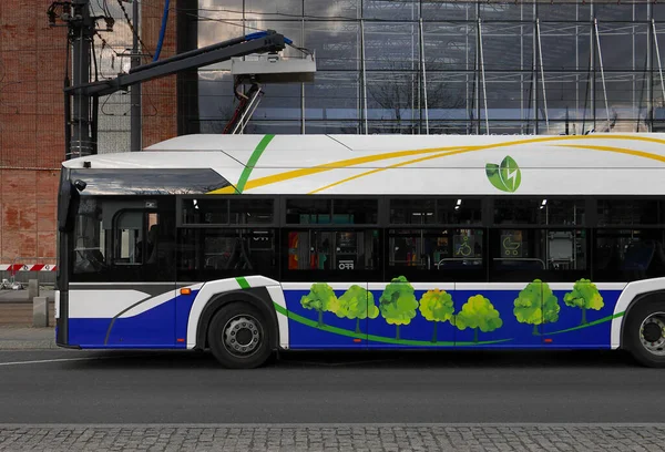 Elektrisch Angetriebener Straßenbus Tanken — Stockfoto