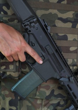 Asker eli ateş etmeye hazır....