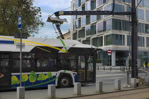 Aufladung Des Elektrischen Stadtbusses Steht Mai 2013 Krakau Polen — Stockfoto