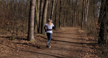 Ormanda koşan genç bir sporcu....