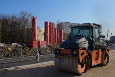 Yol silindirli sanayi manzarası, sürekli yenileme ve şehir sokaklarının yenilenmesi...