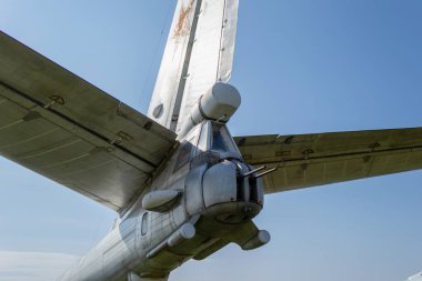Tupolev Tu-95 Sovyet soğuk savaş bombacısının kuyruğu yakın.