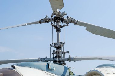 Sovyet soğuk savaş helikopterinin gövdesi yaklaşıyor.