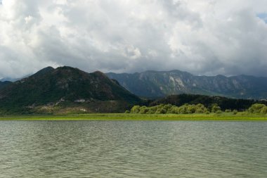 Göl kenarındaki dağlar Skadar