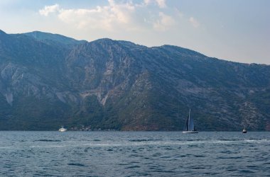 Karadağ 'ın Kotor Körfezi' nin dev mavi dağları