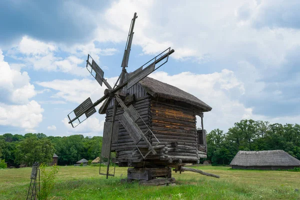Древняя Деревянная Мельница Поле Украине — стоковое фото