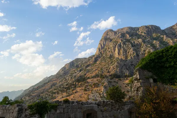 Karadağ 'ın Kotor Körfezi' ndeki kayalık bir dağdaki kale duvarının manzarası