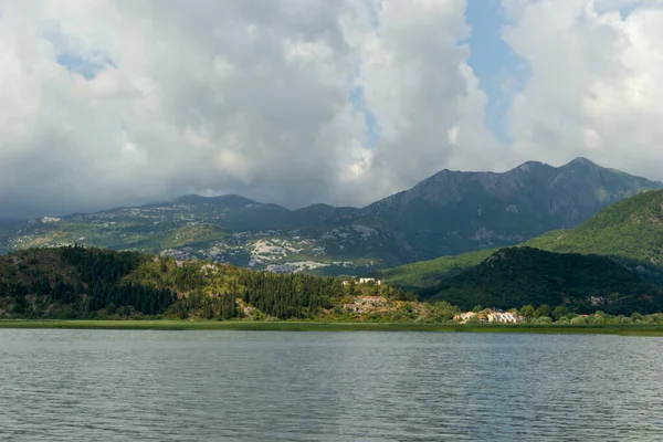 Göl kenarındaki dağlar Skadar