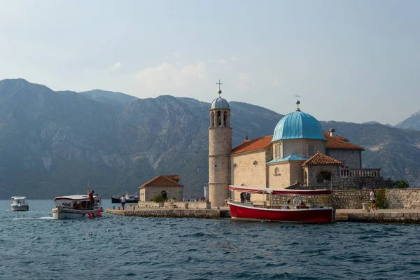 Karadağ 'ın Kotor körfezindeki adada kilise